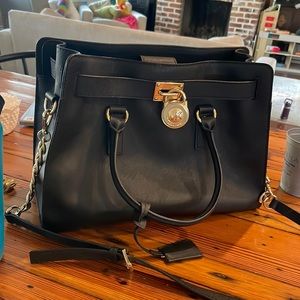 Black michael Kors crossbody purse great condition
